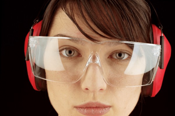 Kacamata pelindung atau safety glasses
